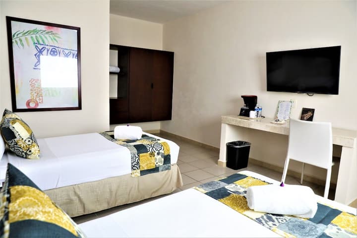 12 Bees Hotel