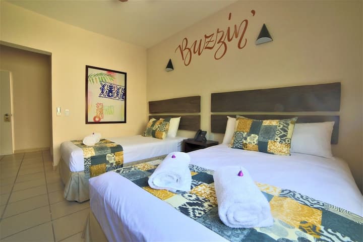 12 Bees Hotel