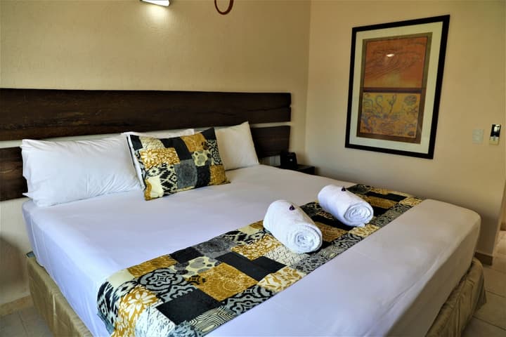 12 Bees Hotel