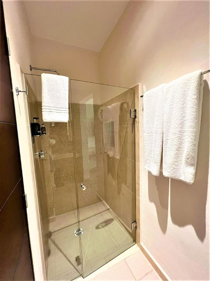 12 Bees Hotel