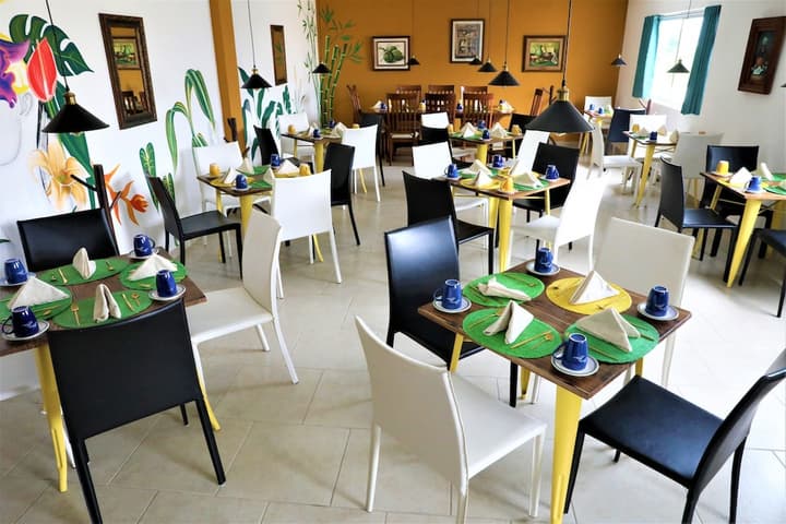 12 Bees Hotel