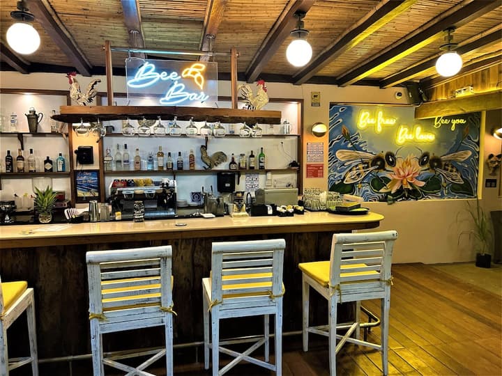 12 Bees Hotel