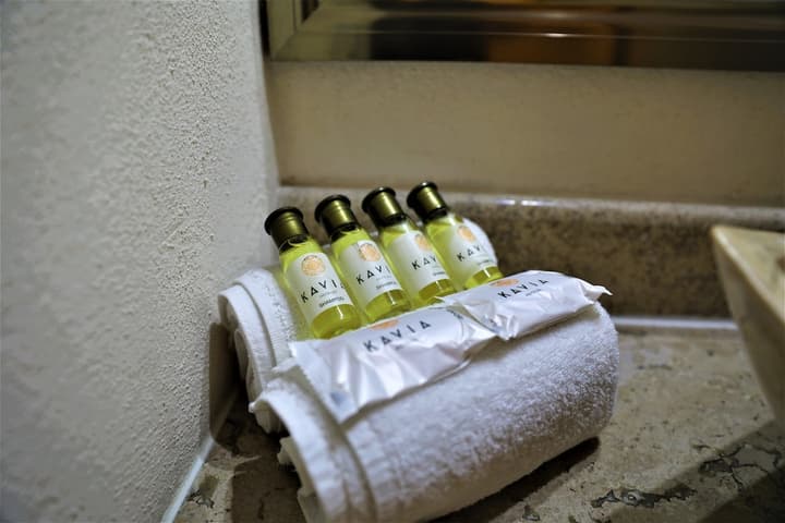 12 Bees Hotel