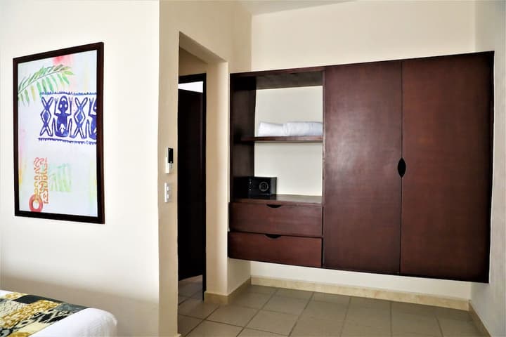 12 Bees Hotel