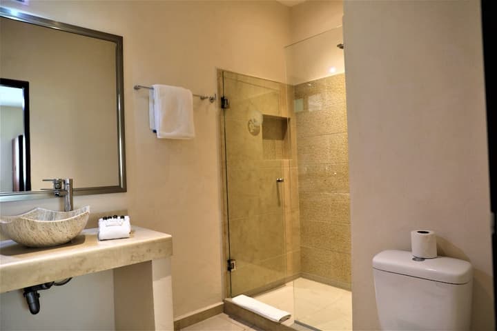 12 Bees Hotel