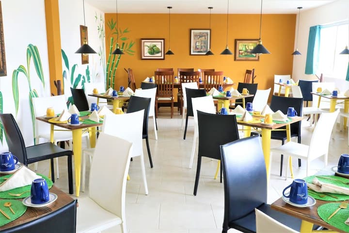 12 Bees Hotel