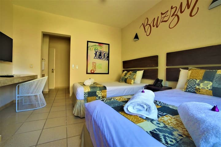 12 Bees Hotel