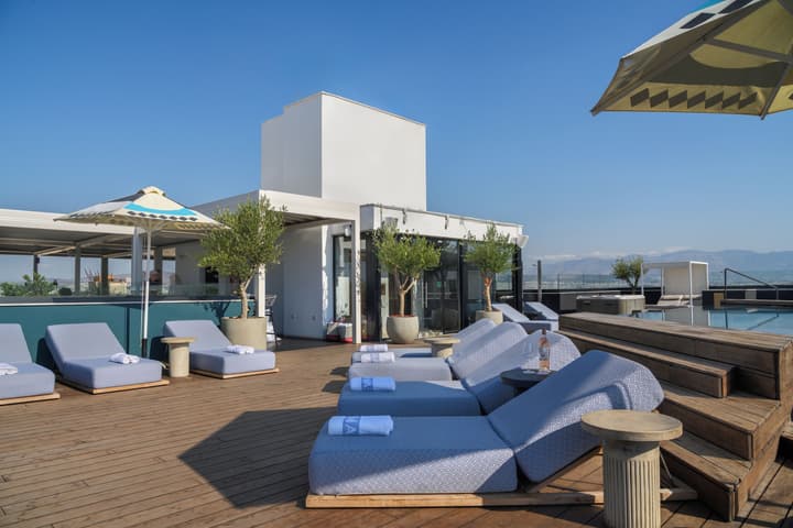 Skylark, Aluma Hotel & Resort