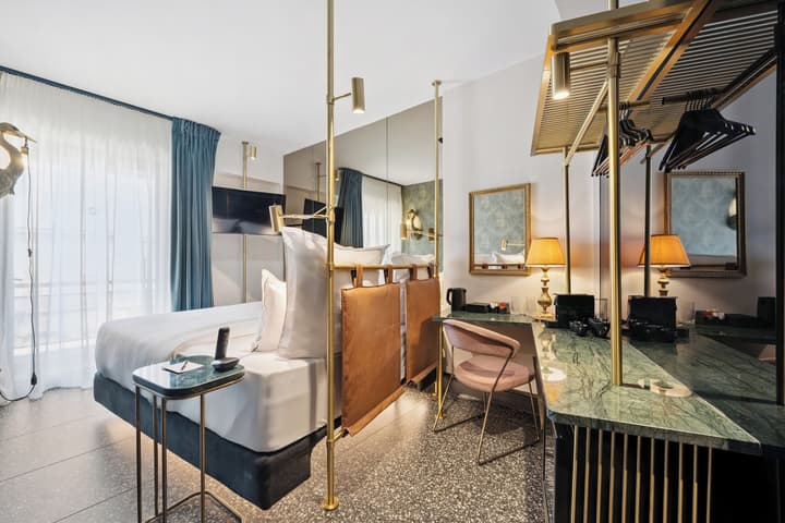 Skylark, Aluma Hotel & Resort