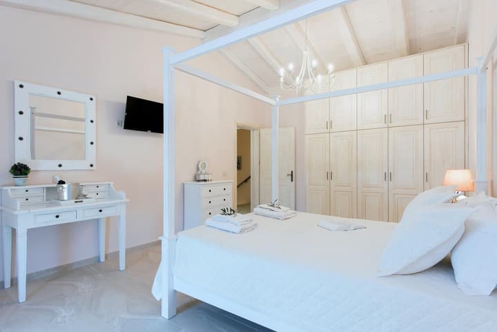 Villa Frosso Large Private Pool Walk to Beach Sea Views A C Wifi Car Not Required - 556