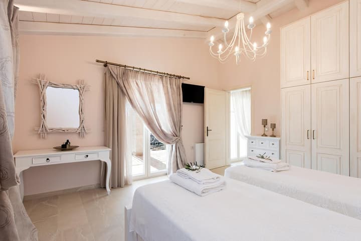 Villa Frosso Large Private Pool Walk to Beach Sea Views A C Wifi Car Not Required - 556