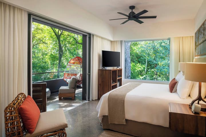 El Mangroove Papagayo, Autograph Collection