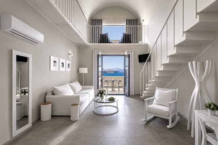 Acroterra Rosa Luxury Suites & Spa