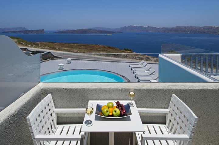 Acroterra Rosa Luxury Suites & Spa