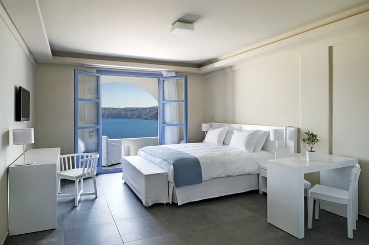 Acroterra Rosa Luxury Suites & Spa