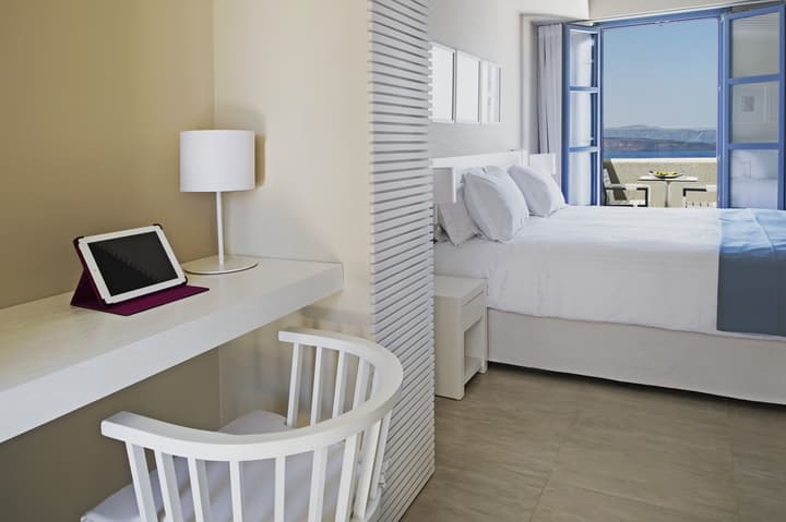 Acroterra Rosa Luxury Suites & Spa