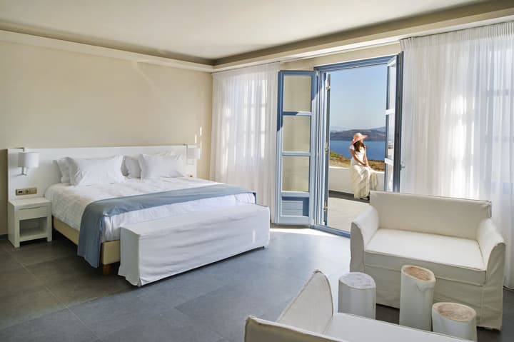 Acroterra Rosa Luxury Suites & Spa