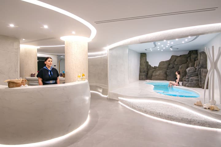 Acroterra Rosa Luxury Suites & Spa