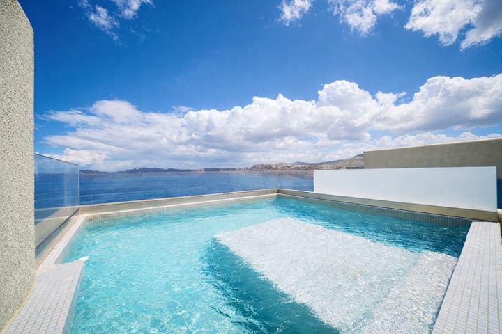 Acroterra Rosa Luxury Suites & Spa