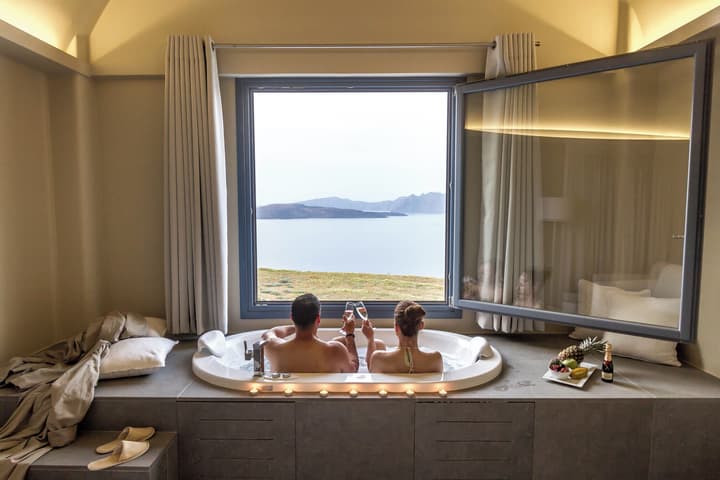 Acroterra Rosa Luxury Suites & Spa