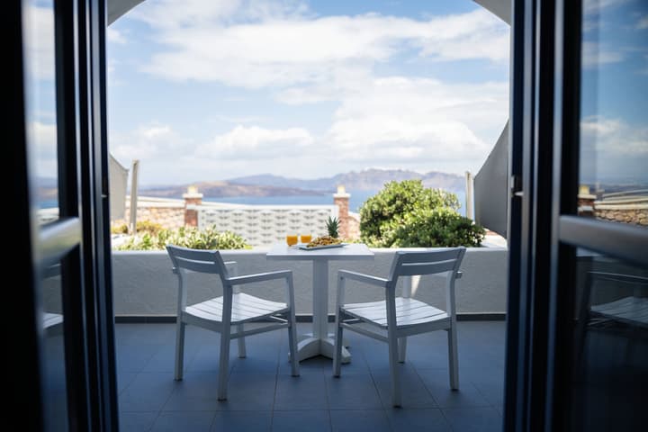 Acroterra Rosa Luxury Suites & Spa