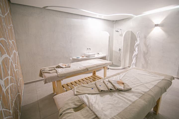 Acroterra Rosa Luxury Suites & Spa