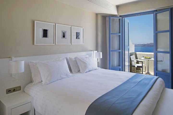 Acroterra Rosa Luxury Suites & Spa