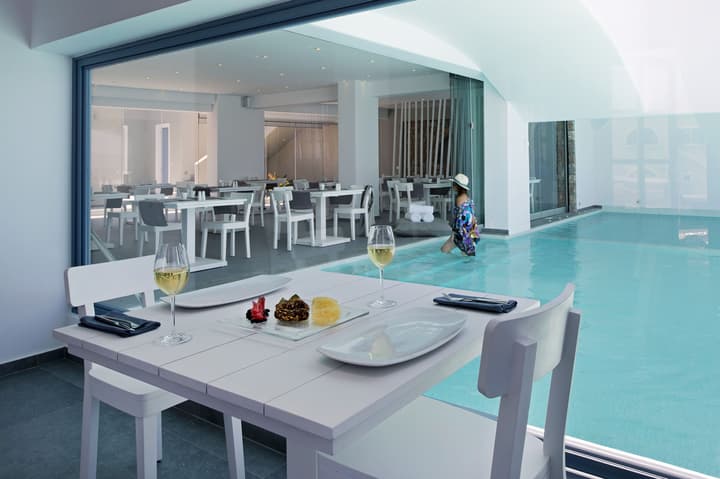 Acroterra Rosa Luxury Suites & Spa