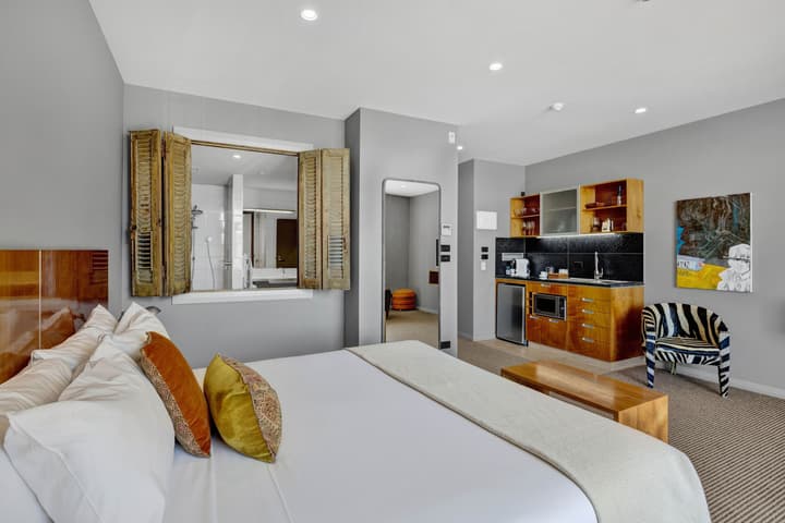 King and Queen Hotel Suites
