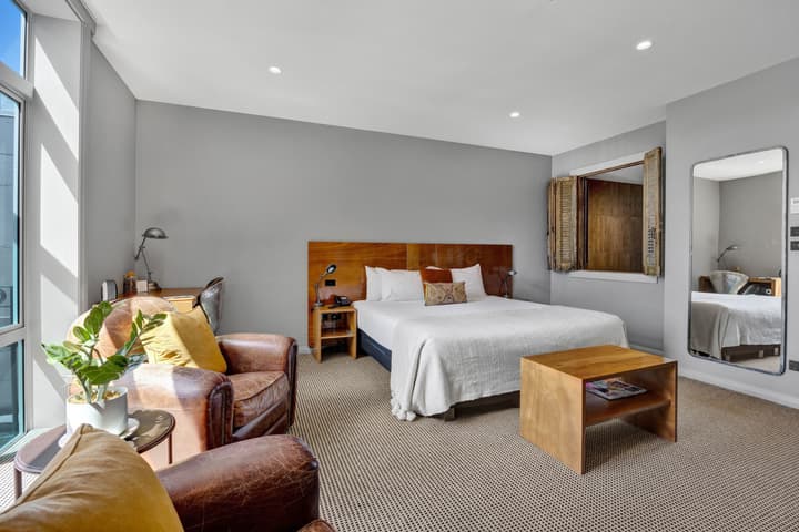 King and Queen Hotel Suites