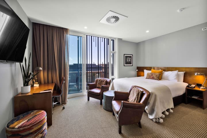 King and Queen Hotel Suites