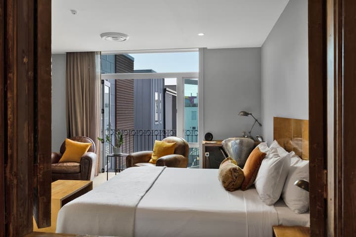King and Queen Hotel Suites