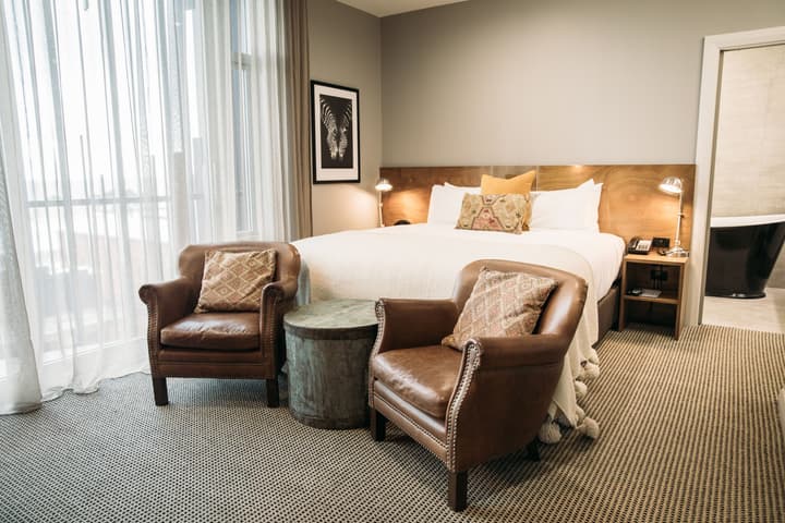 King and Queen Hotel Suites