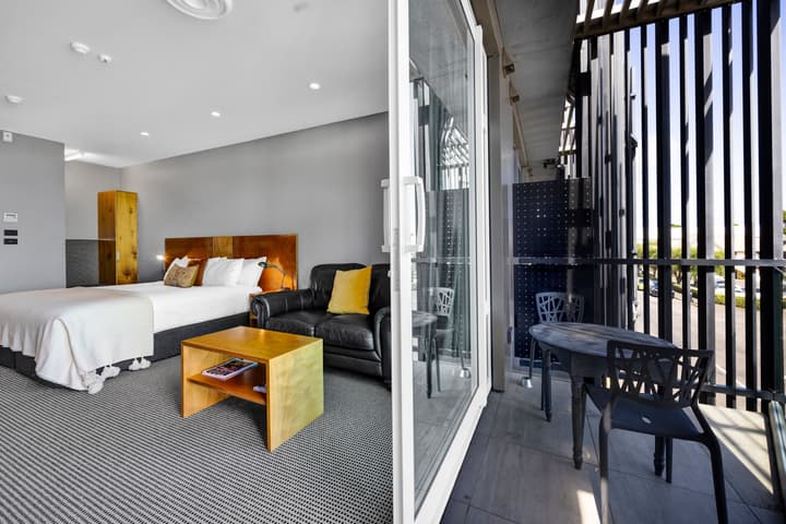 King and Queen Hotel Suites