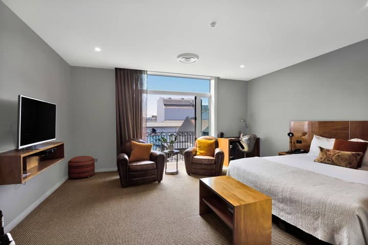 King and Queen Hotel Suites
