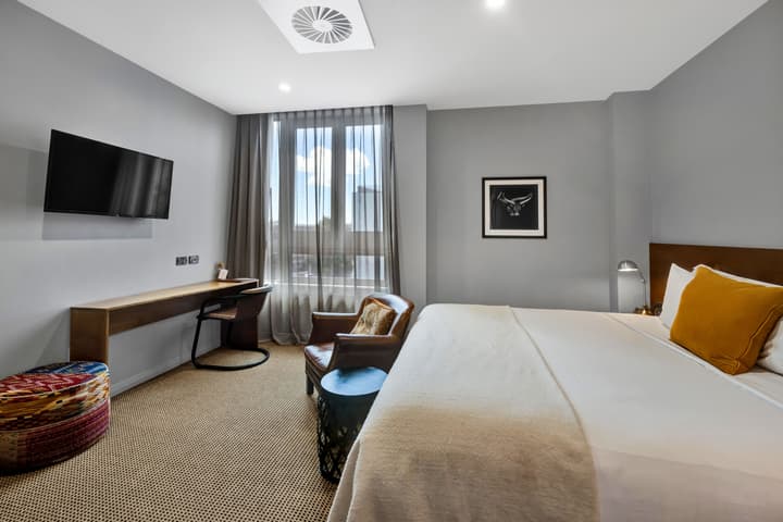 King and Queen Hotel Suites