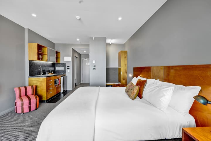 King and Queen Hotel Suites