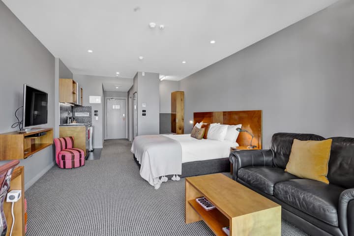 King and Queen Hotel Suites