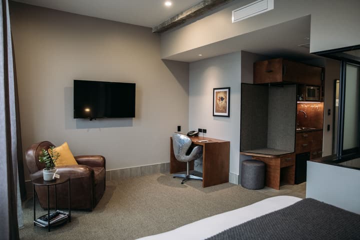 King and Queen Hotel Suites