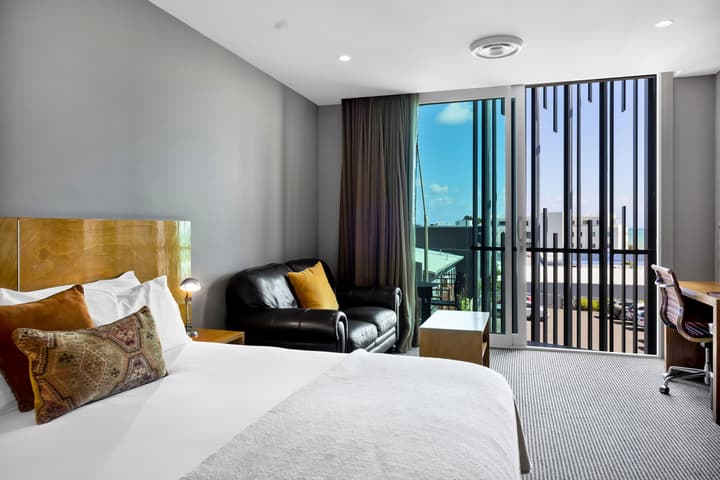 King and Queen Hotel Suites