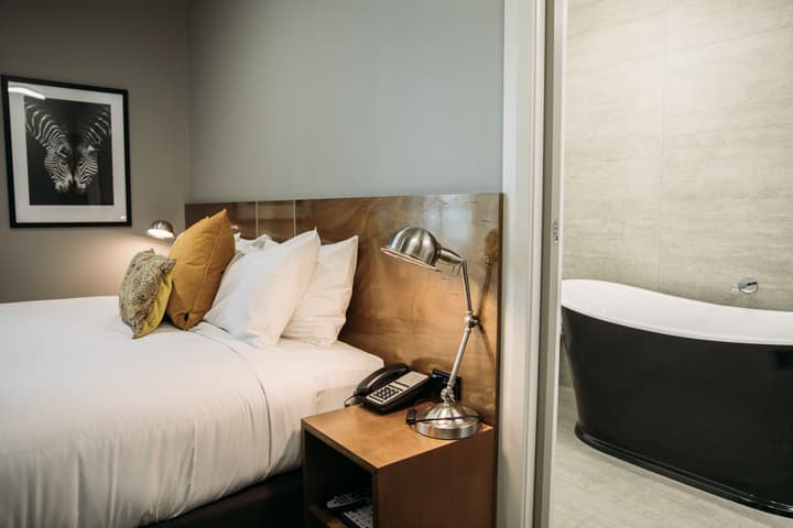 King and Queen Hotel Suites