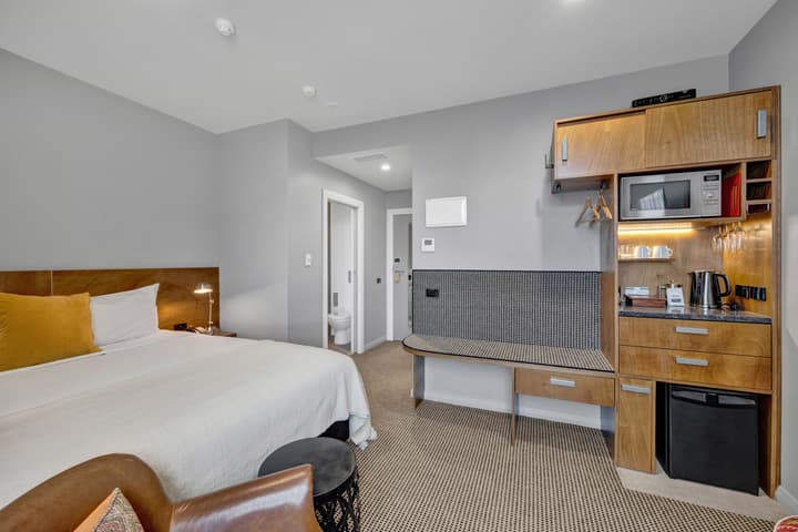 King and Queen Hotel Suites