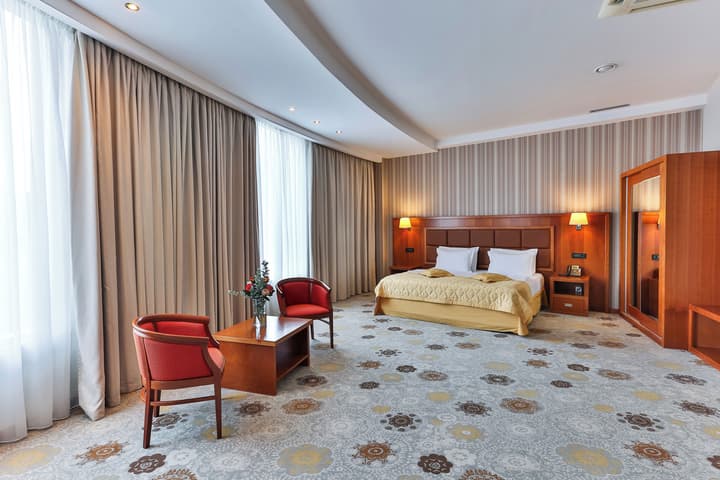 KINGS PARK HOTEL
