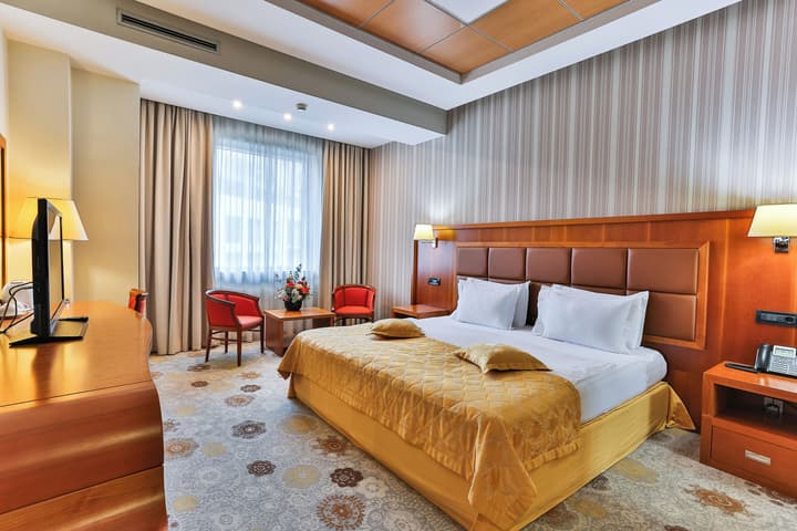 KINGS PARK HOTEL