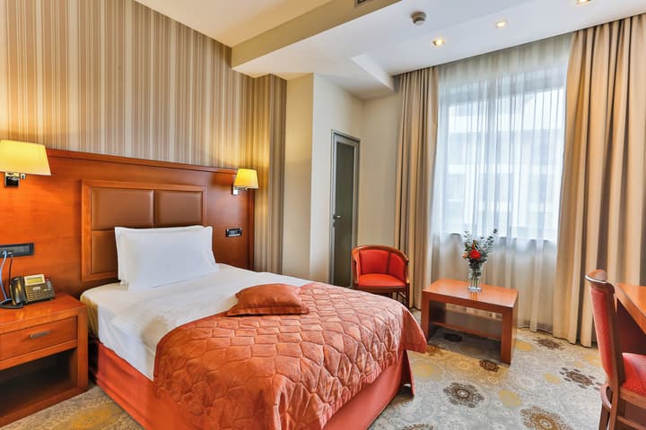 KINGS PARK HOTEL