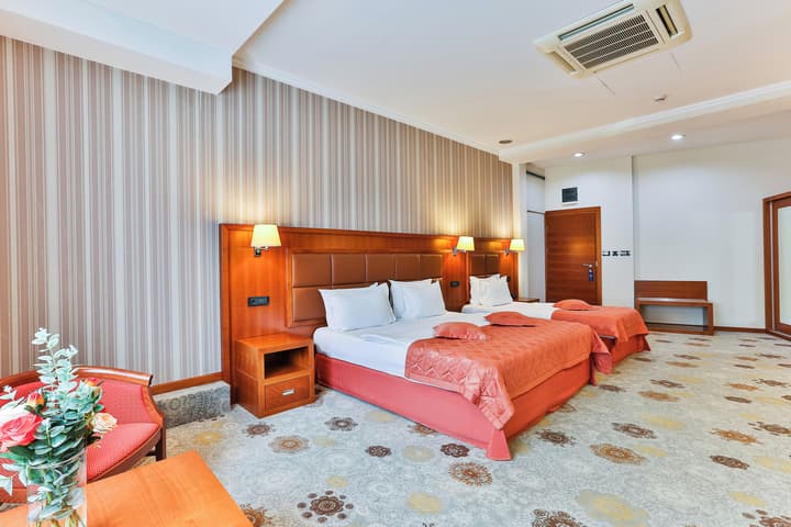 KINGS PARK HOTEL