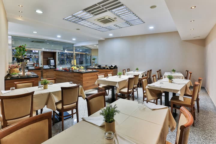 KINGS PARK HOTEL
