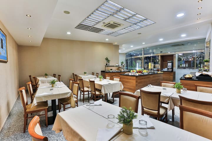 KINGS PARK HOTEL