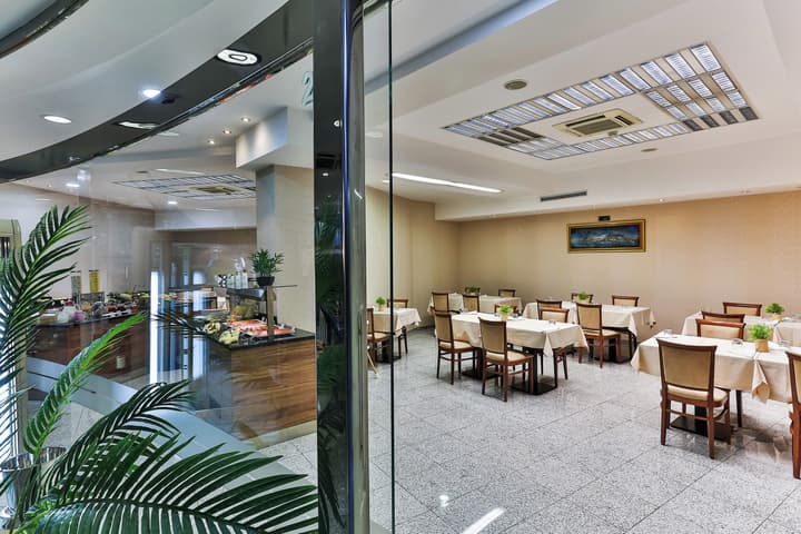KINGS PARK HOTEL