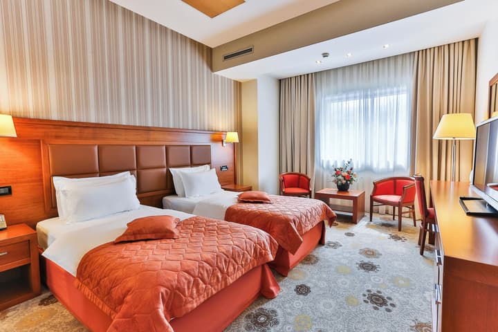 KINGS PARK HOTEL